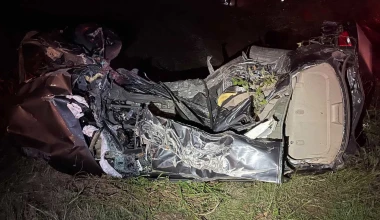 Τρένο διαλύει φορτηγό που μετέφερε αυτοκίνητα [Video]