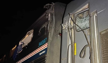 Τρένο διαλύει φορτηγό που μετέφερε αυτοκίνητα [Video]