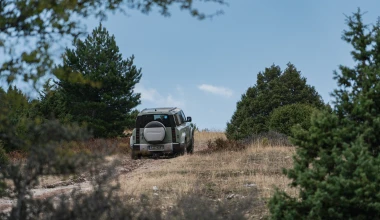 Το Land Rover Defender οργώνει σε off-road διαδρομές στην Ελλάδα 