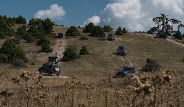 Το Land Rover Defender οργώνει σε off-road διαδρομές στην Ελλάδα 