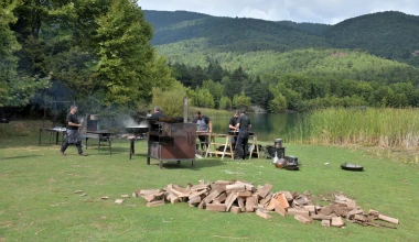Το Land Rover Defender οργώνει σε off-road διαδρομές στην Ελλάδα