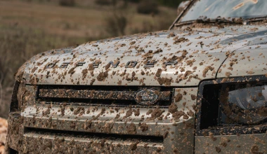 Το Land Rover Defender οργώνει σε off-road διαδρομές στην Ελλάδα 