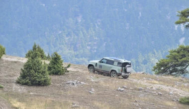 Το Land Rover Defender οργώνει σε off-road διαδρομές στην Ελλάδα 
