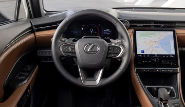 Οδηγούμε το νέο Lexus LBX: Ταράζει τα νερά το premium B-SUV