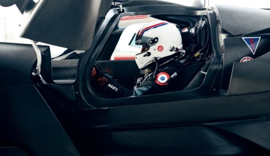 Αυτός ο άνθρωπος οδηγεί τη βολίδα της Bugatti αξίας 4 εκατ. ευρώ