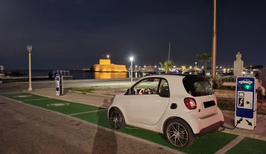 Διακοπές με ηλεκτρικό αυτοκίνητο σε νησί - Πού θα φορτίσεις μόλις φτάσεις στο λιμάνι; 