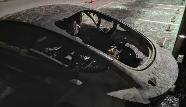 Λαμπάδιασε Tesla στην Αθήνα – Δεν έπαθε τίποτα η μπαταρία (αποκλειστικές εικόνες)