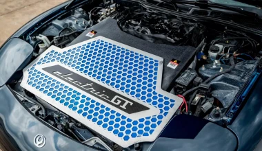 Ιεροσυλία; Θρυλικό μοντέλο των 90’s το… έβαλαν στη πρίζα! 