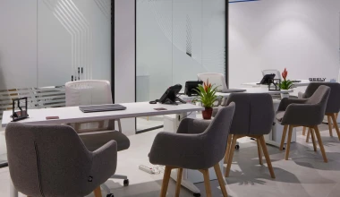 Αυτό είναι το πρώτο κατάστημα της Geely στην Ελλάδα – Και δίνει SUV με 254 ευρώ το μήνα