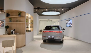 Αυτό είναι το πρώτο κατάστημα της Geely στην Ελλάδα – Και δίνει SUV με 254 ευρώ το μήνα