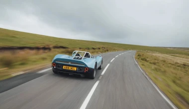 Ζυγίζει λιγότερο από ένα Mazda MX-5, έχει 700 ίππους και κανένα ηλεκτρονικό βοήθημα!