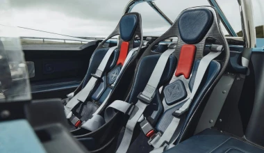 Ζυγίζει λιγότερο από ένα Mazda MX-5, έχει 700 ίππους και κανένα ηλεκτρονικό βοήθημα!