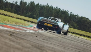 Ζυγίζει λιγότερο από ένα Mazda MX-5, έχει 700 ίππους και κανένα ηλεκτρονικό βοήθημα!