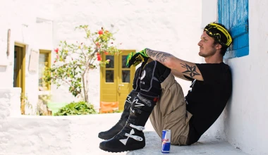 Julien, πιάσε δύο νεράκια κι έναν μέτριο

