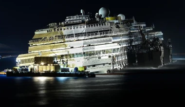 Όρθιο το Costa Concordia