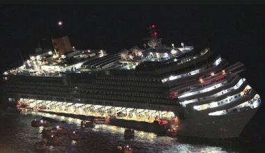 Όρθιο το Costa Concordia