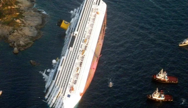 Όρθιο το Costa Concordia