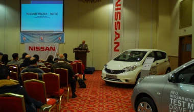 H Nissan δίπλα τους εκπαιδευτές οδηγών 