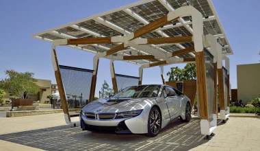 Γκαράζ από μπαμπού της BMW φορτίζει ηλεκτρικά αυτοκίνητα