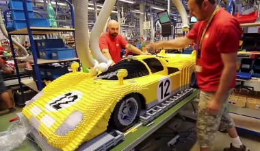 Ferrari από Lego στο μισό μέγεθος