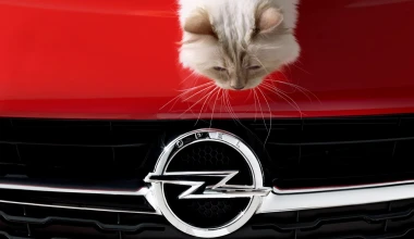 O Karl Lagerfeld φωτογραφίζει το Opel Corsa