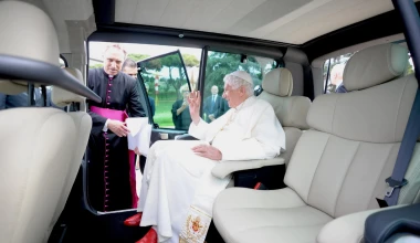 Ο Πάπας μπαίνει στην πρίζα (Video)