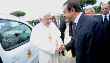 Ο Πάπας μπαίνει στην πρίζα (Video)