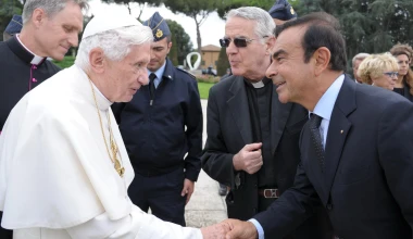 Ο Πάπας μπαίνει στην πρίζα (Video)