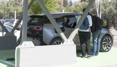 Ηλιακός Σταθμός Φόρτισης οχημάτων στην Αθήνα