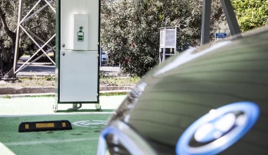 Ηλιακός Σταθμός Φόρτισης οχημάτων στην Αθήνα