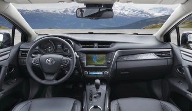 ΟΔΗΓΟΥΜΕ: Νέο Toyota Avensis 2015