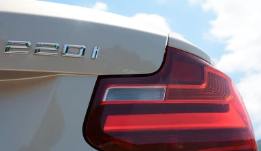 BMW 220i Cabrio vs BMW R nineT