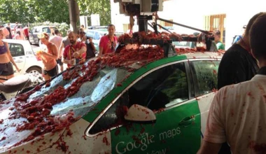 Έριξαν ντομάτες πάνω σε αυτοκίνητο της Google
