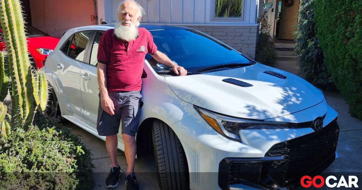 O πιο cool παππούς – Αγόρασε στα 87 του μια Toyota GR Corolla  - Η ηλικία είναι απλώς ένας αριθμός. Κάτι που επιβεβαιώνει στην πράξη, ο πιο cool παππούς, που στα 87 του έτη απέκτησε ένα ακόμη sports car. Μια Toyota GR Corolla. Hats off…
