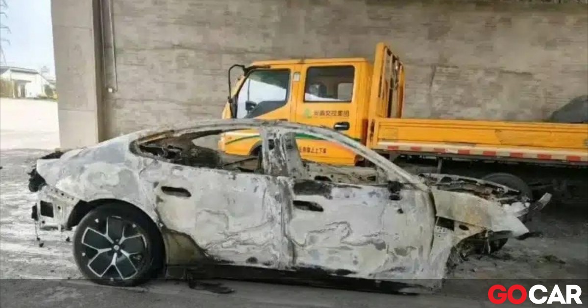 Τρεις νεκροί από φωτιά σε ηλεκτρικό – Δεν άνοιγαν οι πόρτες - Σύμφωνα με έκθεση της Αστυνομίας, εάν οι πόρτες του ηλεκτρικού αυτοκινήτου άνοιγαν, οι τρεις άτυχοι άνδρες ενδεχομένως να είχαν βγει ζωντανοί από το όχημα.