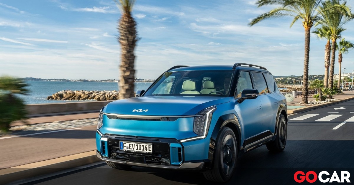 Kia EV9: Οι τιμές στην Ελλάδα - Πότε έρχεται στις εκθέσεις - Το νέο Kia EV9 ξεκίνησε την εμπορική του πορεία στη χώρα μας, με την ελληνική εταιρεία να ανακοινώνει τις τιμές όλων των εκδόσεων του μεγάλου ηλεκτρικού SUV.