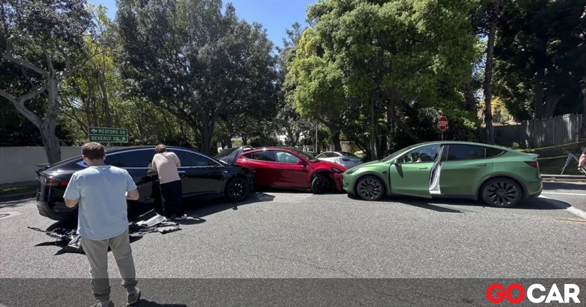 3 Tesla τράκαραν μεταξύ τους στον... ίσιο δρόμο - Τρία διαφορετικά μοντέλα της Tesla, ένα Model 3, ένα Model Y και ένα Model X, συγκρούστηκαν μεταξύ τους στις Η.Π.Α για άγνωστο ακόμα λόγο!