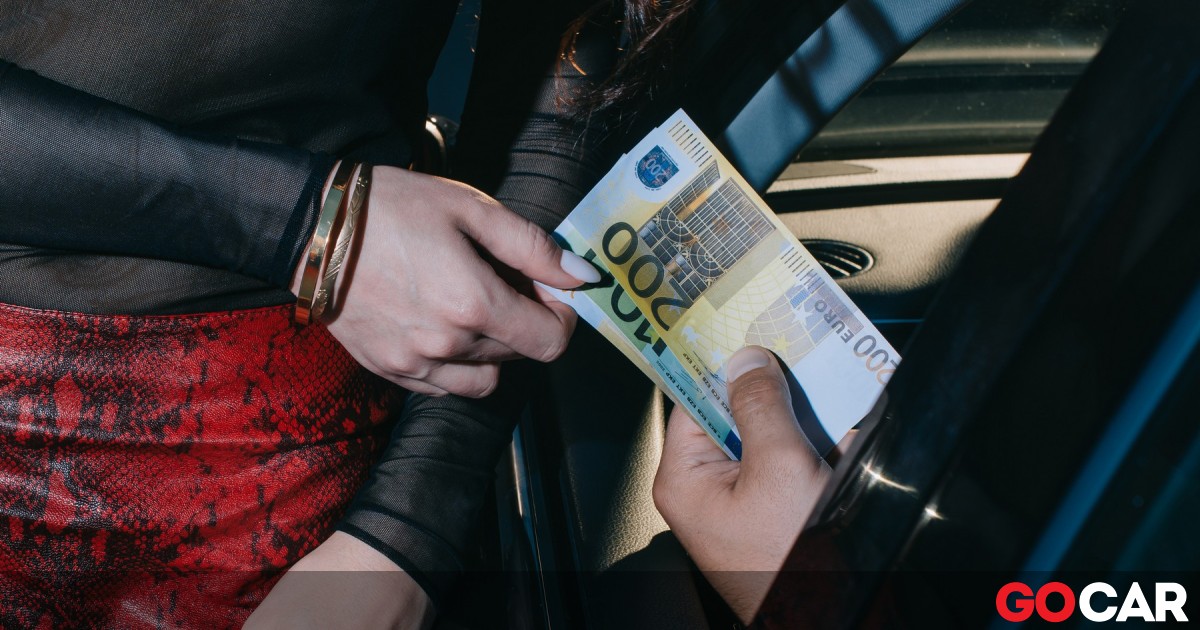 Αττική: Γυναίκα έφαγε 120.000 ευρώ από πελάτες – Η απάτη με αυτοκίνητα και σπίτια  - Μια 51χρονη κατάφερε να πείσει τουλάχιστον 11 πελάτες με πλαστά έγγραφα και να τους πουλήσει αυτοκίνητα και σπίτια που δεν υπήρχαν, αποκομίζοντας πολλά λεφτά.
