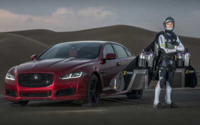 Άνθρωπος-πύραυλος κόντρα με Jaguar XJR (video)