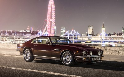 O Sir Elton John πουλάει την Aston Martin του