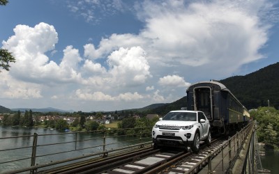 Σέρνει τρένο… το Land Rover (video)