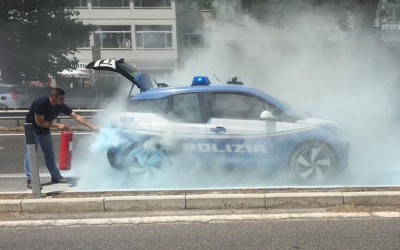 Περιπολικό BMW i3 τυλιγμένο στις φλόγες (video)