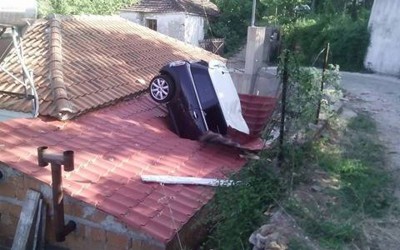 Ένα ΜΙΝΙ μπήκε στο σπίτι από… τη σκεπή!