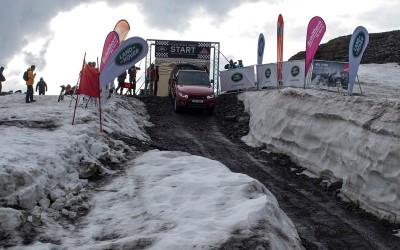 Ο Stig κάνει κατάβαση σκι με Range Rover (video)
