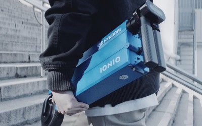 Ένα μικρό scooter στην πόρτα του Hyundai Ioniq