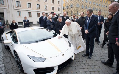 Πουλήθηκε η Lamborghini του... Πάπα
