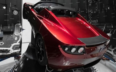 Δισεκατομμυριούχος στέλνει το Tesla Roadster στο… διάστημα