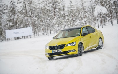 Παιχνίδια στο χιόνι με τα τετρακίνητα Skoda (vid)