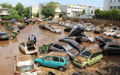 Βούτηξαν στις λάσπες για να βγάλουν τα αυτοκίνητά τους! (+vid)