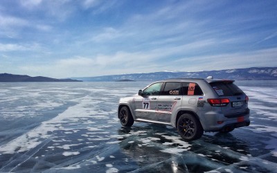 Ρεκόρ ταχύτητας του Grand Cherokee Trackhawk στη βαθύτερη λίμνη του κόσμου (vid)